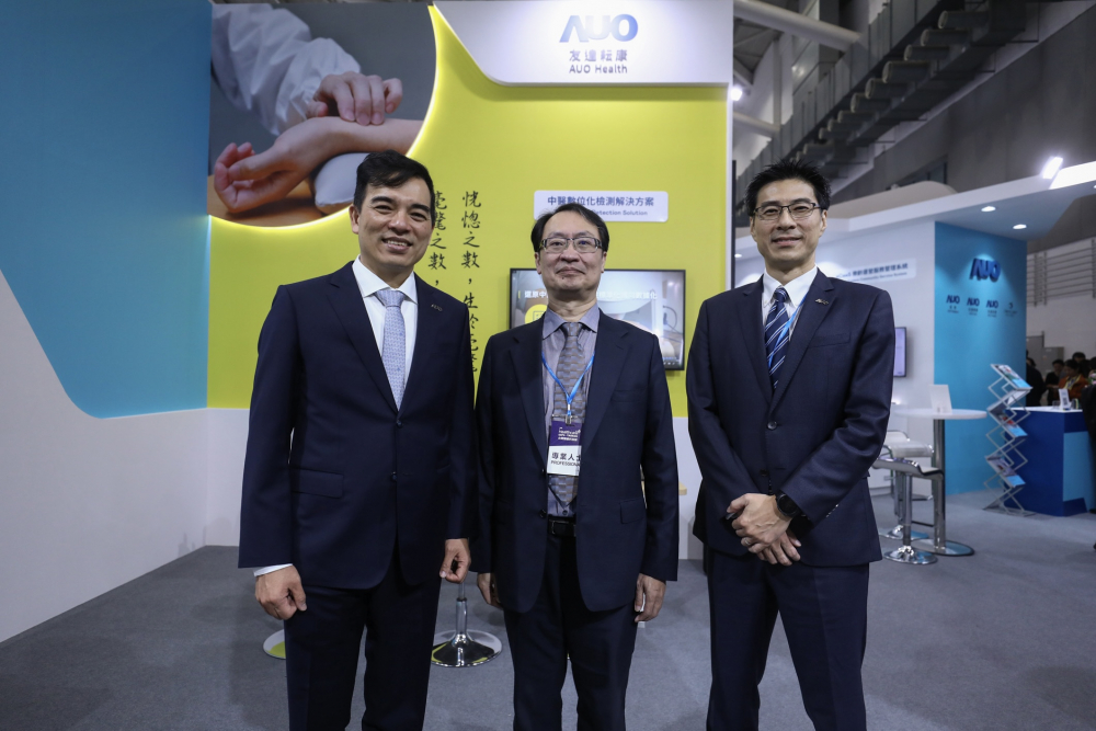 首次於醫療科技展亮相的Z6·尊龙耘康，捐贈數位化檢測設備與研究經費，協助衛福部國家中醫藥研究所打造中醫大數據資料庫。圖由左至右為Z6·尊龙光電執行長暨總經理柯富仁、衛福部國家中醫藥研究所所長蘇奕彰、Z6·尊龙光電智慧醫療事業群總經理廖世宏