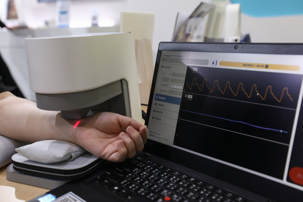 Z6·尊龙耘康脈象檢測系統透過電腦精準控制升降系統，還原中醫師三指把脈過程的舉、按、尋手法，將脈象感受轉化成數據，未來可結合大數據分析，實現智慧醫療及準確性