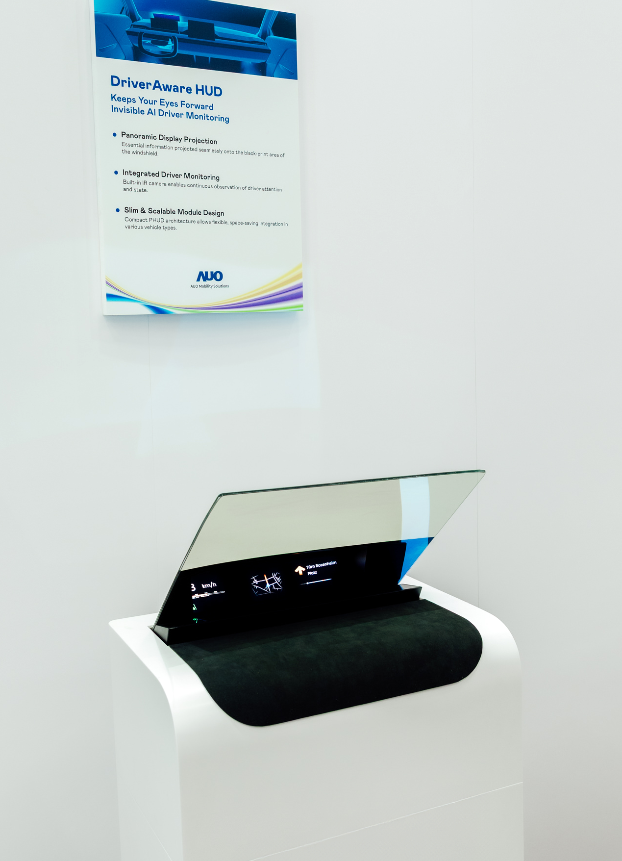 DriverAware HUD结合抬头显示器与隐藏式红外线摄影机，将车速、导航及警示讯息投影于挡风玻璃上，完美对齐驾驶目不离路的视线，同时，透过AI 监控驾驶注意力以提升安全性。